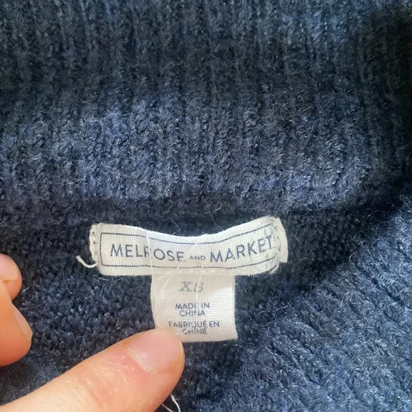 Navy knit sweater. Very light and comfortable - Picture 3 of 4